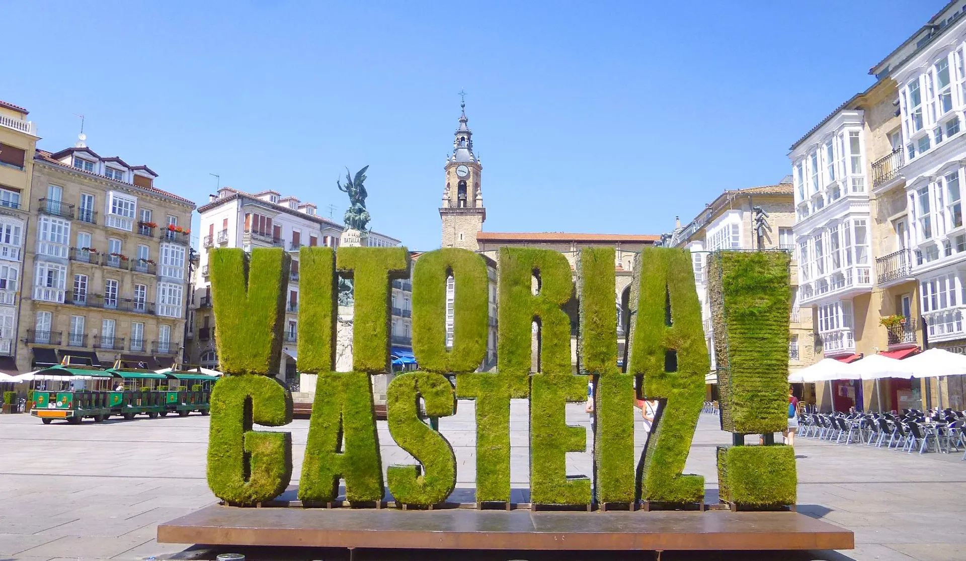 Vitoria Plaza de la Virgen Blanca, Escultura vegetal Vitoria Gasteiz !